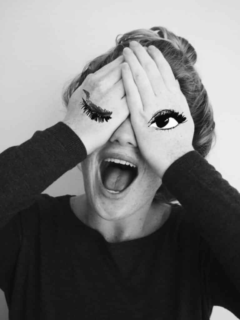 Mulher olhos pintados gritando